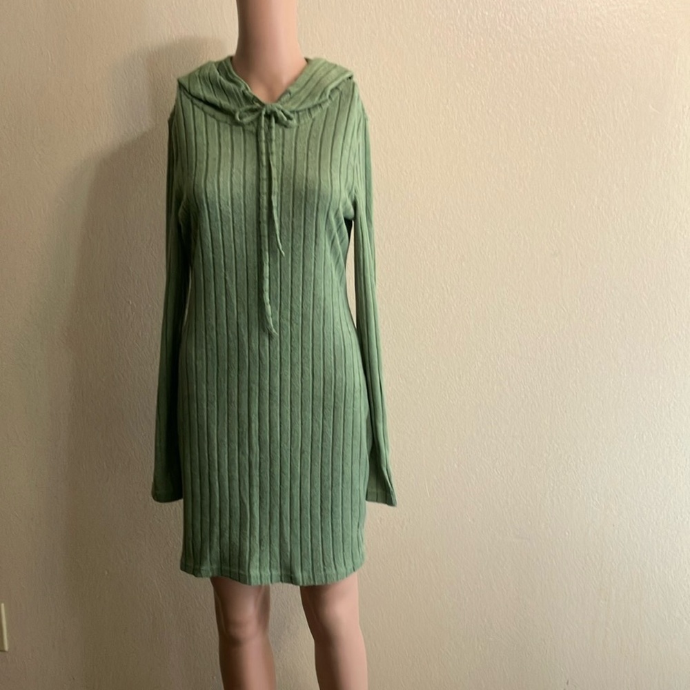 Green sweater dress
Size M
Light material with striped stitched design
